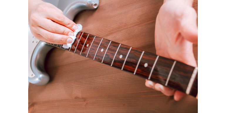 Cómo limpiar una guitarra; técnicas y cuidados